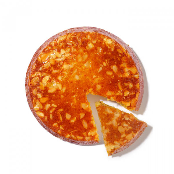 Torta di carote soffice con copertura croccante alle mandorle, ideale per una colazione sana e raffinata