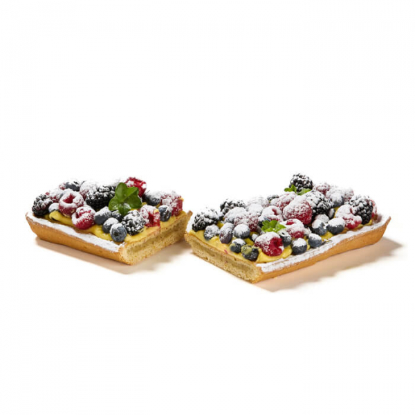 Torta elegante con crema frangipane, crema pasticcera e frutti di bosco freschi in copertura